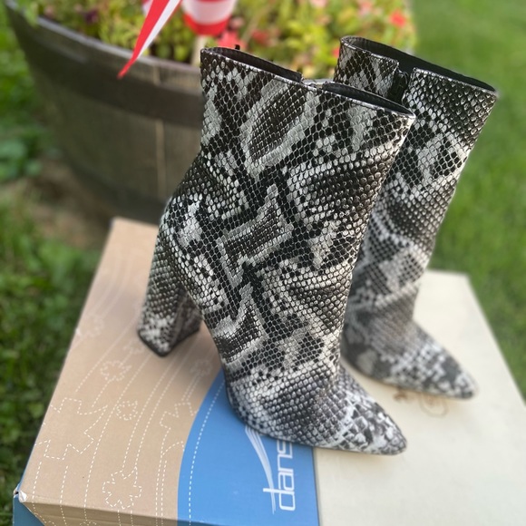 Size 8 Pretty Little Thing snake 🐍 skin booties 👢 - Picture 2 of 5